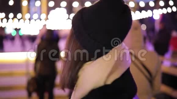 女子在夜间冰场附近的画像冬城转脸视频的预览图