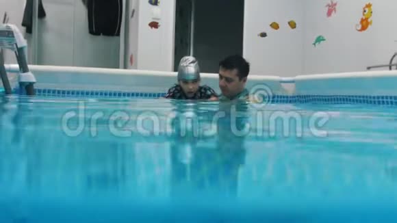 儿童脑瘫的水康复程序儿童在水下潜水视频的预览图