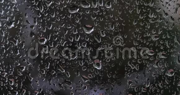雨滴在汽车的挡风玻璃上慢动作视频的预览图