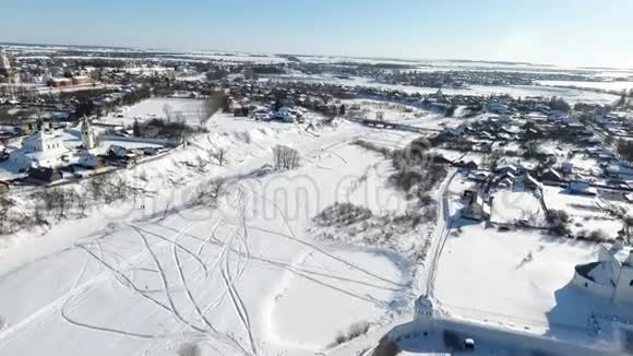 苏兹达尔市冬天教堂圆顶鸟瞰图下雪了在雪中穹顶视频的预览图