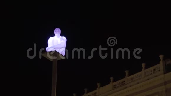 街道上的设计师灯行动灯笼以人的形式坐在黑暗夜空的背景上不寻常视频的预览图