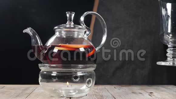 厨师用透明茶壶放一个空玻璃杯里面有新鲜的草药和水果饮料餐厅里舒适的气氛视频的预览图
