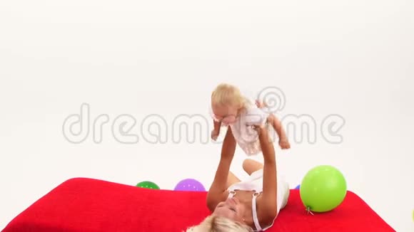 女人在地板上玩女婴视频的预览图