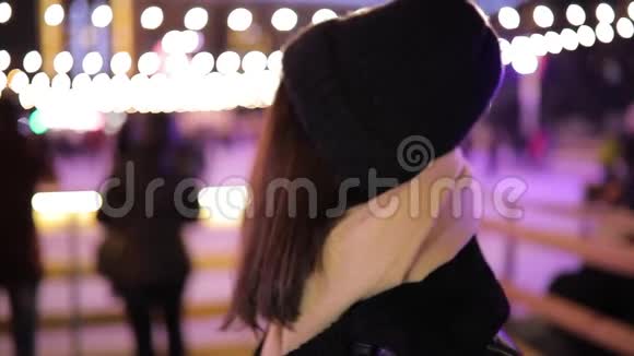 女子在夜间冰场附近的画像冬城转脸视频的预览图