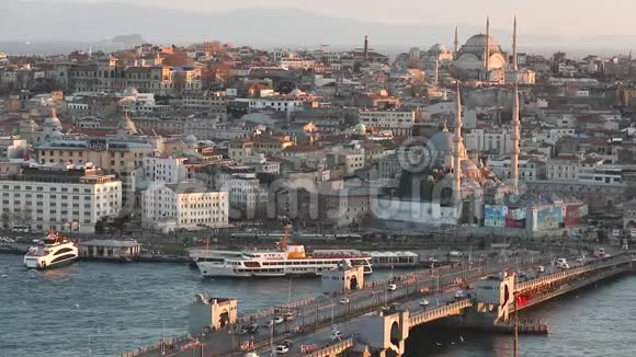 伊斯坦布尔的堤岸以观赏娱乐从土耳其加拉塔俯瞰土耳其大教堂视频的预览图