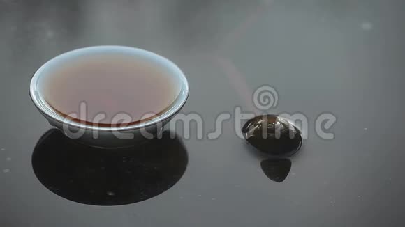 热茶杯冻湖背景视频的预览图
