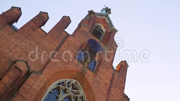 破碎的哥特式废弃红砖教堂窗哥特式旧天主教会视频的预览图