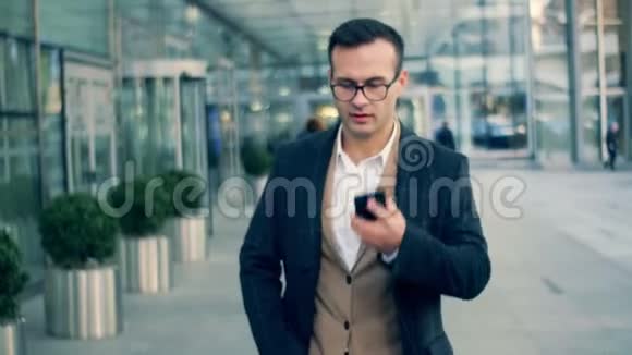 忙碌的企业经理走在街上用手机说话关门视频的预览图
