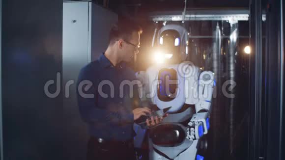 人和机器人走在服务器机房关门视频的预览图