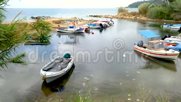 希腊HalkidikiAgiaParaskevi地区有渔船的小型自然港口视频的预览图