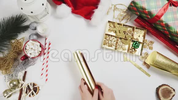 准备纸包圣诞礼物的女人视频的预览图