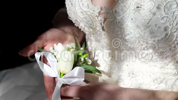 新娘手里拿着一朵花布托尼埃展示它太阳的光芒落在新娘身体和视频的预览图