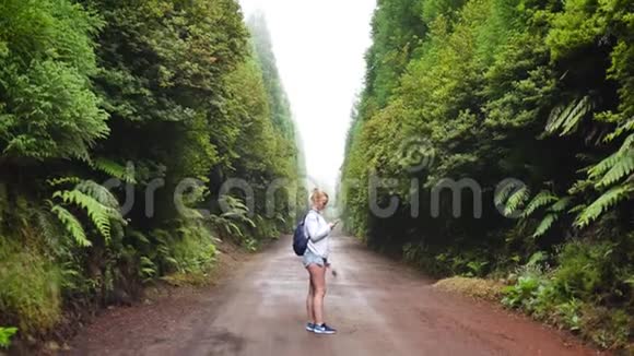 女孩博主在森林里自拍视频的预览图