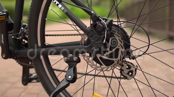 自行车维修服务组装新自行车视频的预览图