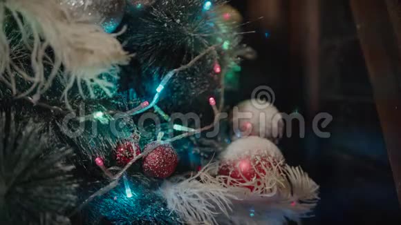 特写镜头基督弥撒树装饰玩具新年照明快乐视频的预览图
