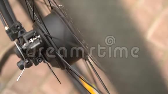 自行车维修服务组装一辆新自行车视频的预览图