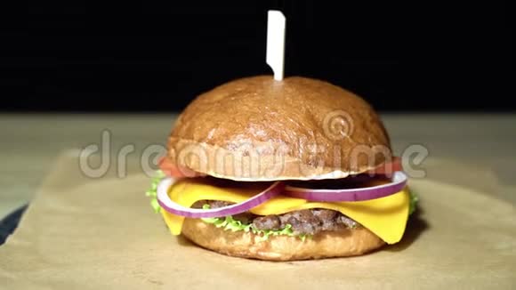 美味的汉堡配牛肉切生菜番茄洋葱在一张棕色视频的预览图