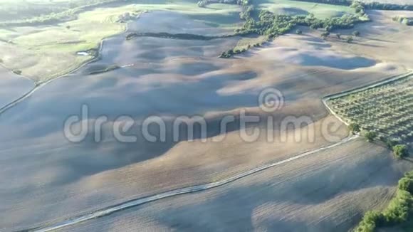 托斯卡纳的空中自然景观美丽的山林田野和葡萄园视频的预览图