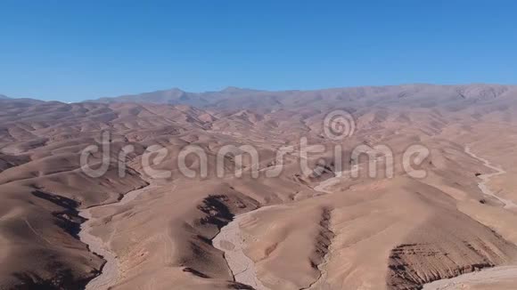 在摩洛哥的A三峡附近的一条街上飞行上面有无人机空中飞行视频的预览图