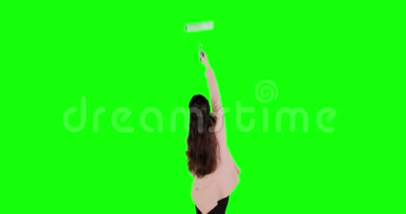 女人用画辊画墙视频的预览图
