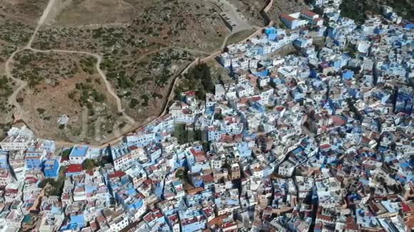 飞越Chefchaouen和摩洛哥的一个蓝色城市上面有Dronex28Aerialx29视频的预览图