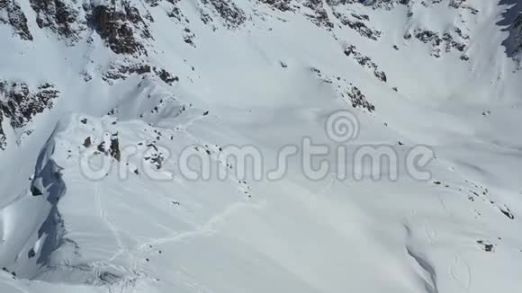 大雪覆盖的大山山上一群人在散步空中拍摄4k片视频的预览图