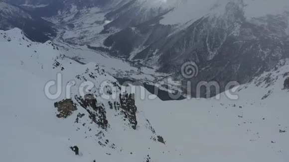 大量的雪正倾泻在山上暴风雪4公里视频的预览图