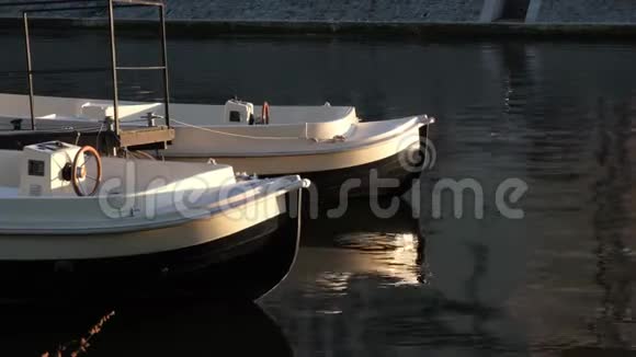 晴天河上两艘白色塑料船视频的预览图
