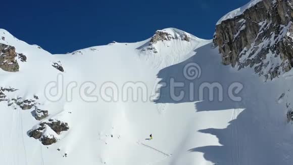 一个巨大的山脉有大量的粉末雪惊人的空中镜头4k视频的预览图