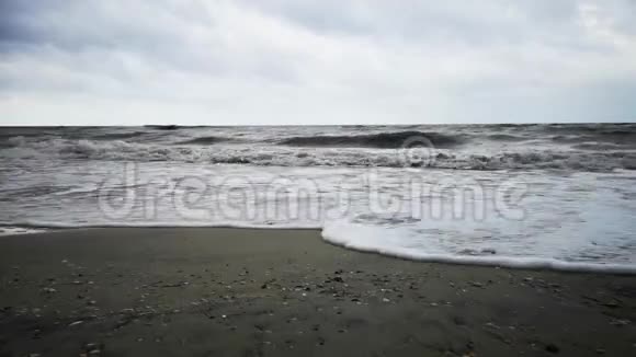 海滩上的暴风雨大灰波和凉爽的天气视频的预览图