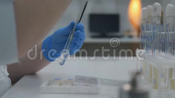 一位女性微生物学家在实验室里与细菌葡萄球菌一起工作视频的预览图