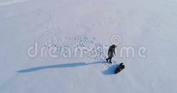 妈妈和儿子在白雪覆盖的地区玩耍空中镜头摄像机在旋转冬天的家庭消遣视频的预览图