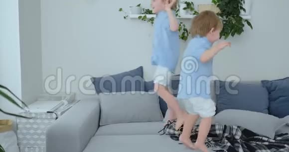 两个小男孩在沙发上跳着玩视频的预览图