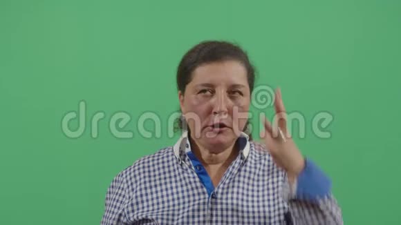 一个女人展示的沮丧手势视频的预览图