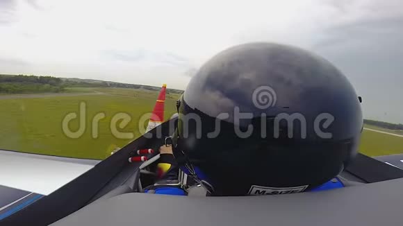 战斗机从地面起飞并做双环的独家拍摄视频的预览图