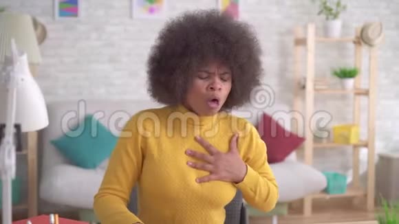 美籍非洲裔美女肖像发型突发哮喘发作是使用喷雾剂视频的预览图