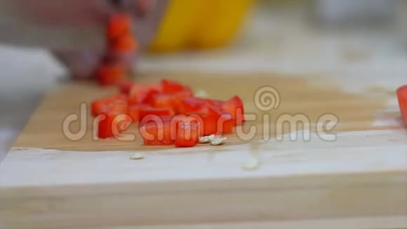 妇女用菜刀近距离射击双手切下准备做饭的青椒菜视频的预览图