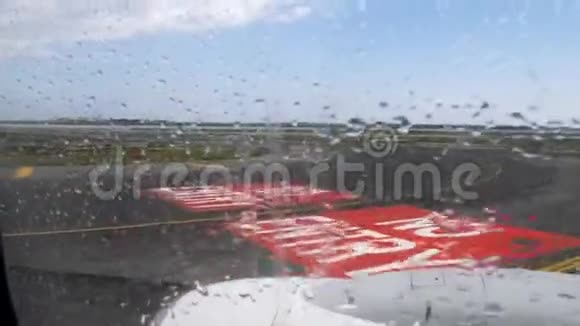 机场跑道观景标志在下雨前不得通过移动飞机窗口进入视频的预览图