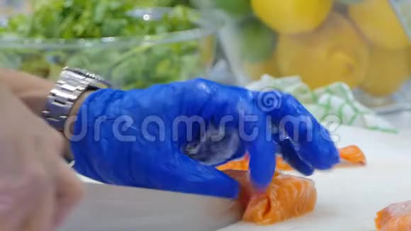 厨师是生三文鱼片视频的预览图