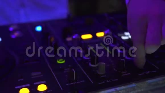 DJ在夜总会的舞会上用音响控制台播放音乐迪斯科舞厅DJ调音台和音响控制台视频的预览图