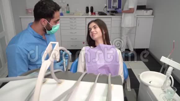 牙医助理带表视频的预览图