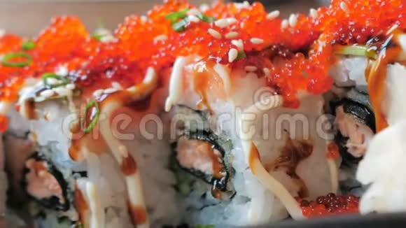 传统美味寿司卷的特写娃娃幻灯片传统的日本料理视频的预览图