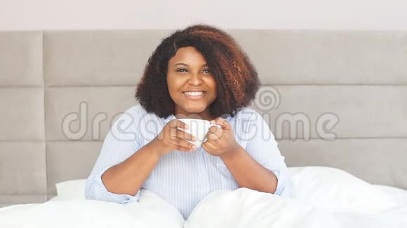 有魅力的女孩从早上喝热茶中获得乐趣视频的预览图