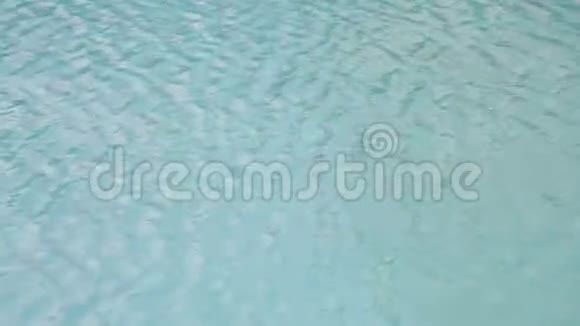 水面纹理慢动作循环清洁游泳池涟漪和波浪阳光折射顶部纹理视频的预览图