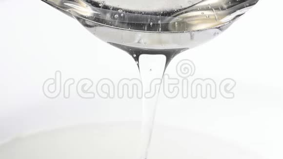 大米糖浆从勺子里流下来视频的预览图