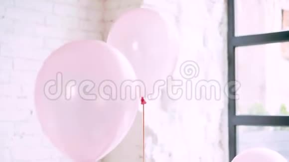 浅氦气球粉红色白色挂在地板上而透明的奇妙气球躺在地板上视频的预览图