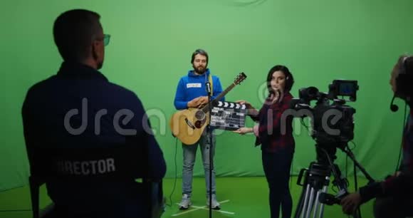 吉他手在试镜时表演视频的预览图