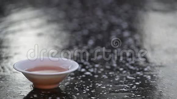 热茶杯冻湖背景视频的预览图