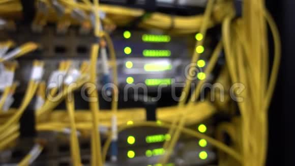 电信宽带光纤黄缆数据中心架闪烁的绿色LED灯模糊的超级计算机视频的预览图