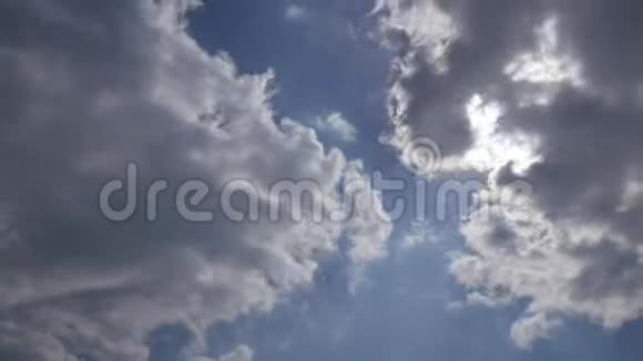戏剧性的天空云彩遮住了太阳视频的预览图